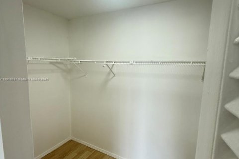 Condo in Hallandale Beach, Florida, 1 bedroom  № 1974096 - photo 7