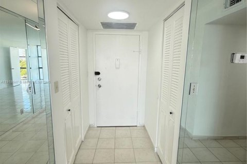 Condo in Hallandale Beach, Florida, 1 bedroom  № 1974096 - photo 1