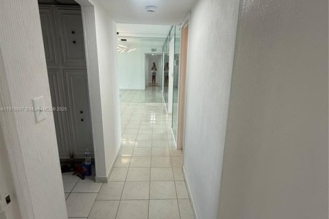 Condo in Hallandale Beach, Florida, 1 bedroom  № 1974096 - photo 10