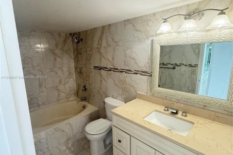 Condo in Hallandale Beach, Florida, 1 bedroom  № 1974096 - photo 9