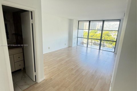 Condo in Hallandale Beach, Florida, 1 bedroom  № 1974096 - photo 4