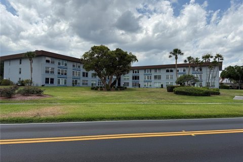 Condo in Winter Haven, Florida, 2 bedrooms  № 1681233 - photo 2
