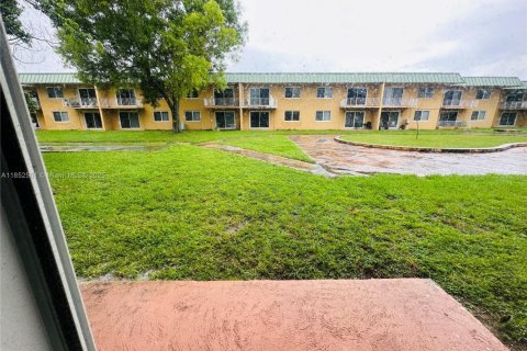 Condo in Miami Gardens, Florida, 1 bedroom  № 1859153 - photo 2