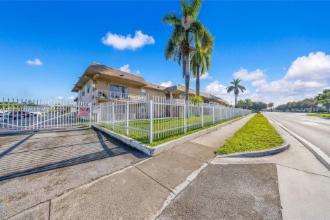 Condo in Miami Gardens, Florida, 1 bedroom  № 1859153 - photo 8