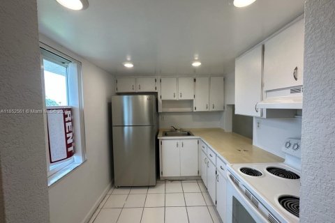 Condo in Miami Gardens, Florida, 1 bedroom  № 1859153 - photo 3