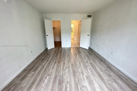 Condo in Miami Gardens, Florida, 1 bedroom  № 1859153 - photo 6