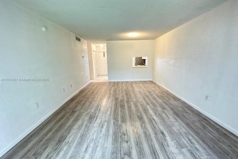 Condo in Miami Gardens, Florida, 1 bedroom  № 1859153 - photo 1