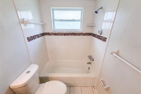 Casa en venta en New Port Richey, Florida, 2 dormitorios, 78.04 m2 № 2267327 - foto 11