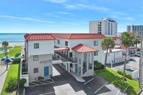 Condo in Daytona Beach, Florida, 2 bedrooms  № 1334321 - photo 1