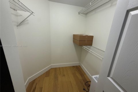 Copropriété à louer à Sunny Isles Beach, Floride: 2 chambres, 103.68 m2 № 2023240 - photo 12