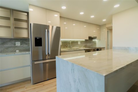 Condo in Sunny Isles Beach, Florida, 2 bedrooms  № 2079454 - photo 17