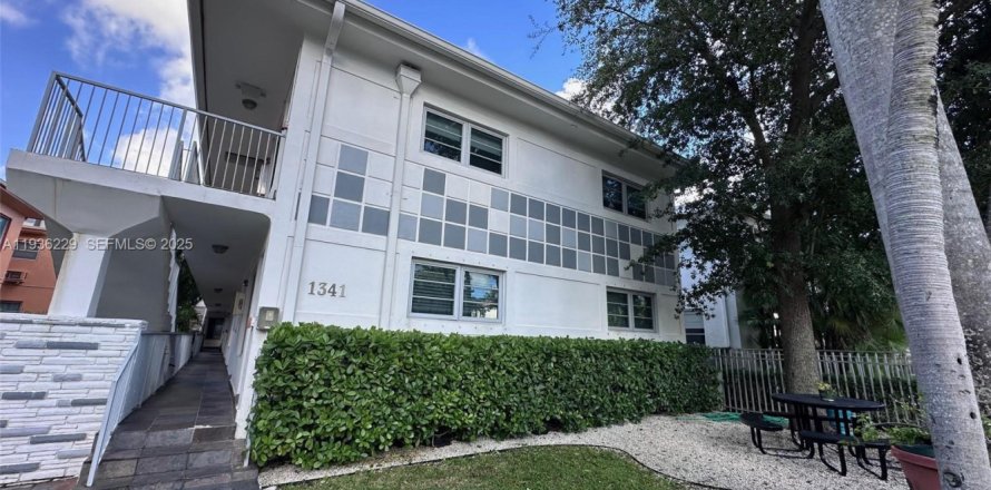 Condominio en Miami Beach, Florida, 2 dormitorios  № 1994415