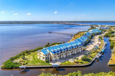 Condo in Port Charlotte, Florida, 4 bedrooms  № 2118501 - photo 2