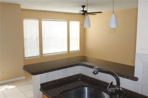 Condo in Orlando, Florida, 2 bedrooms  № 1666047 - photo 5