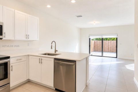 Touwnhouse à louer à Homestead, Floride: 4 chambres, 178.93 m2 № 2439354 - photo 7