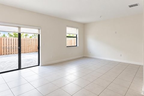 Touwnhouse à louer à Homestead, Floride: 4 chambres, 178.93 m2 № 2439354 - photo 3