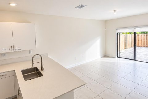 Touwnhouse à louer à Homestead, Floride: 4 chambres, 178.93 m2 № 2439354 - photo 8