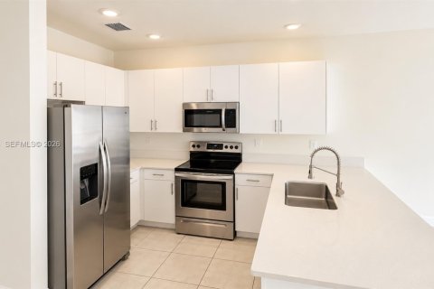 Touwnhouse à louer à Homestead, Floride: 4 chambres, 178.93 m2 № 2439354 - photo 13