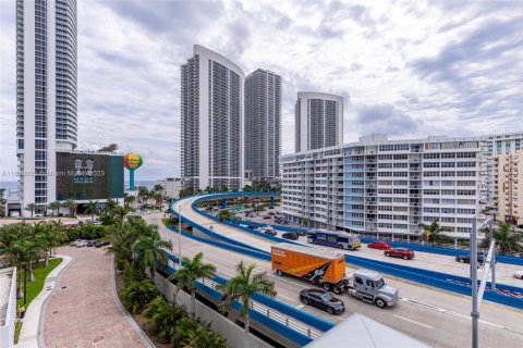 Condo in Hollywood, Florida, 2 bedrooms  № 1825960 - photo 19