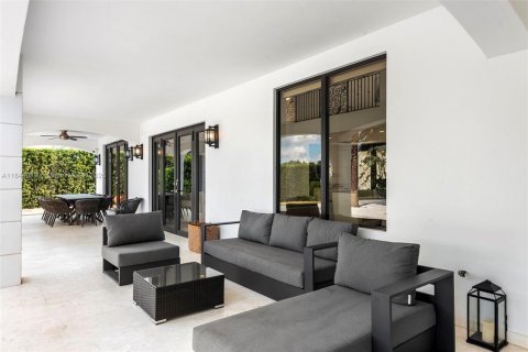 Villa ou maison à vendre à Miami, Floride: 7 chambres, 416.39 m2 № 1940236 - photo 15