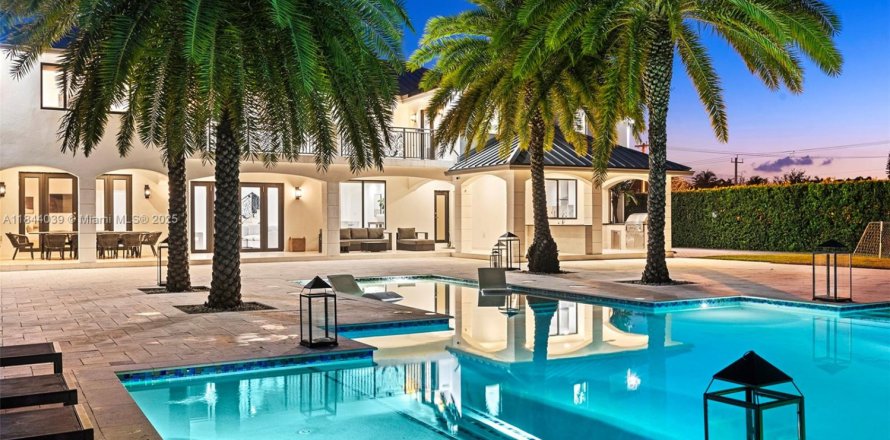Villa ou maison à Miami, Floride 7 chambres, 416.39 m2 № 1940236