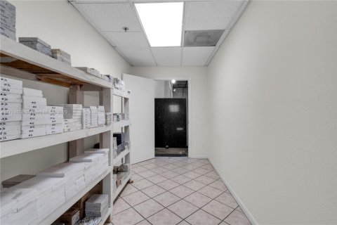 Commercial property in Pembroke Park, Florida № 1860874 - photo 12