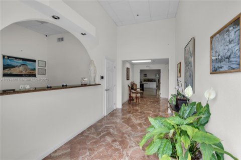 Commercial property in Pembroke Park, Florida № 1860874 - photo 1
