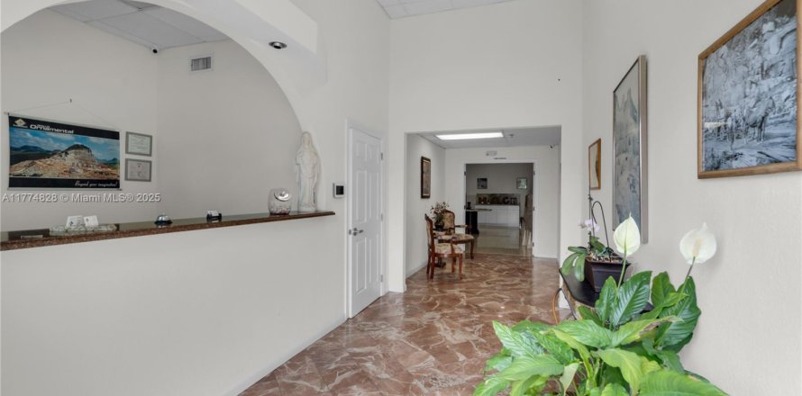 Commercial property in Pembroke Park, Florida № 1860874
