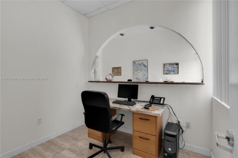 Commercial property in Pembroke Park, Florida № 1860874 - photo 18