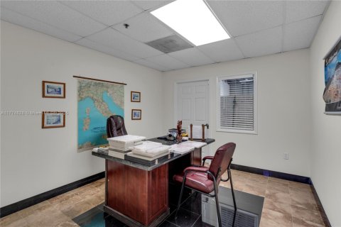 Commercial property in Pembroke Park, Florida № 1860874 - photo 14