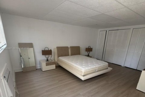 Villa ou maison à louer à Fort Lauderdale, Floride: 244.24 m2 № 1997761 - photo 2