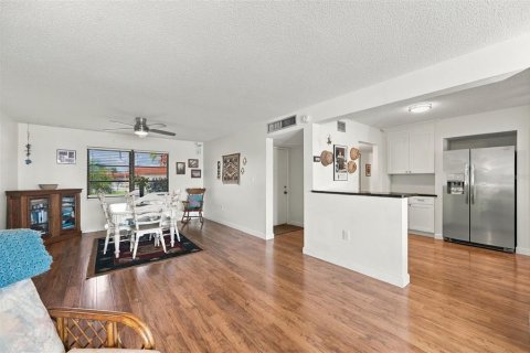 Condo in Bradenton, Florida, 2 bedrooms № 2421710 - photo 13