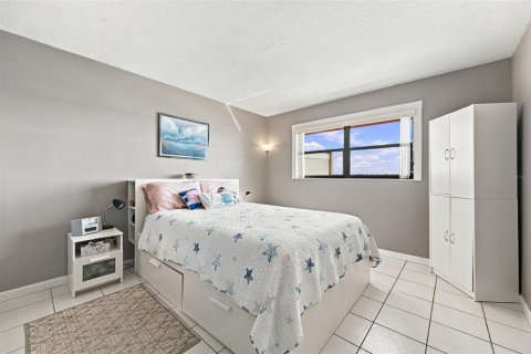 Condo in Bradenton, Florida, 2 bedrooms № 2421710 - photo 25