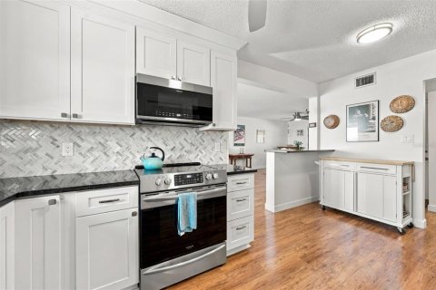 Condo in Bradenton, Florida, 2 bedrooms № 2421710 - photo 21