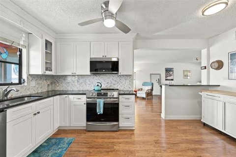 Condo in Bradenton, Florida, 2 bedrooms № 2421710 - photo 20