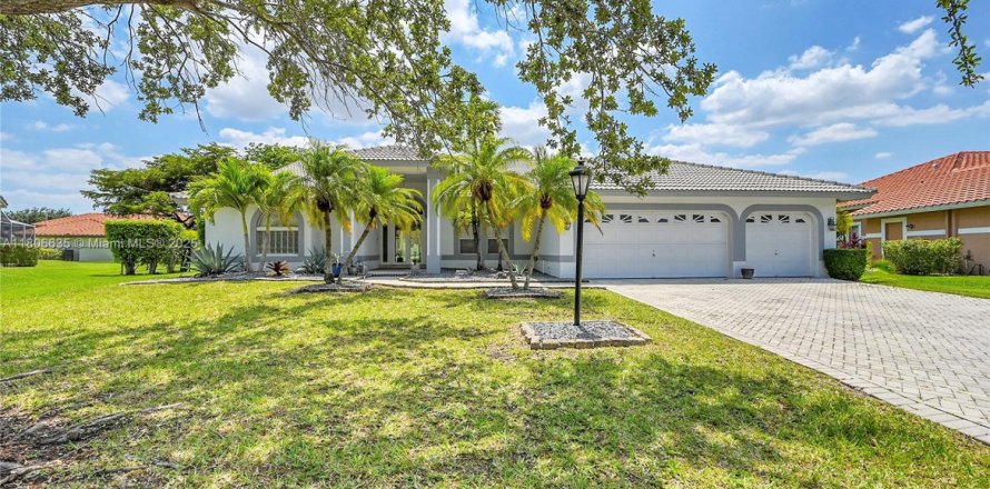 House in Coral Springs, Florida 4 bedrooms, 223.15 sq.m. № 1739261