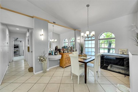 House in Coral Springs, Florida 4 bedrooms, 223.15 sq.m. № 1739261 - photo 10