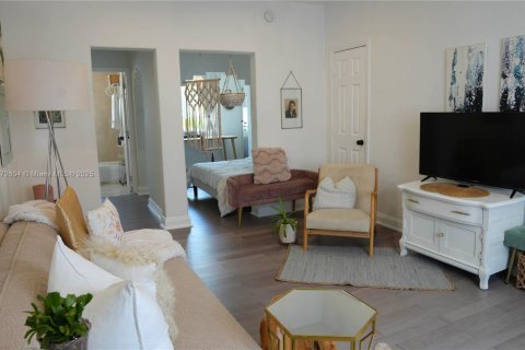 Condominio en alquiler en Miami Beach, Florida, 37.16 m2 № 1705483 - foto 1
