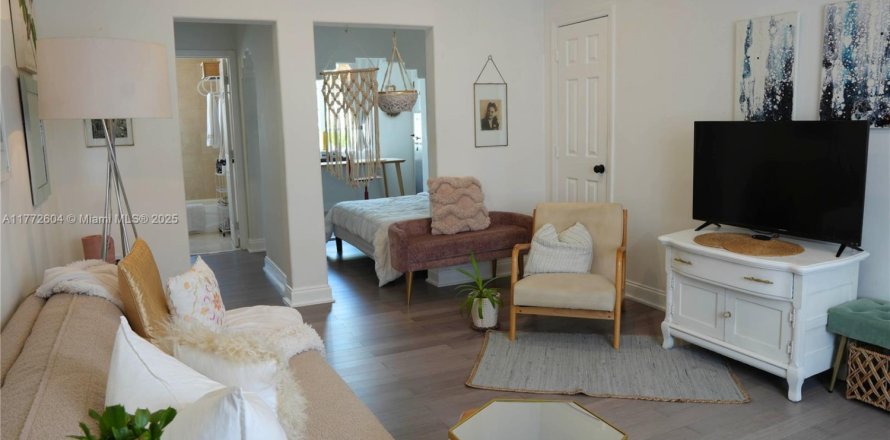 Estudio en el Condominio en Miami Beach, Florida  № 1705483