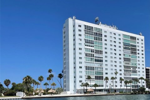 Condo in Saint Petersburg, Florida, 1 bedroom  № 1856506 - photo 2