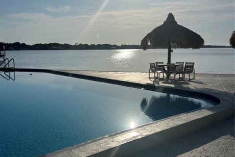 Condo in Saint Petersburg, Florida, 1 bedroom  № 1856506 - photo 11