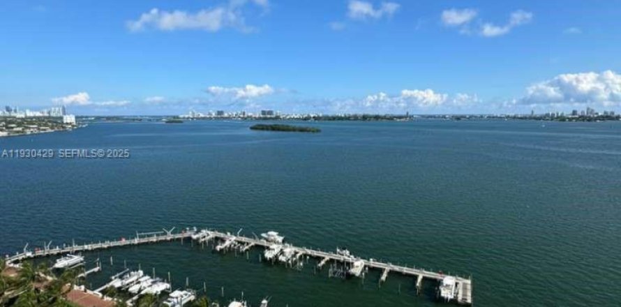 Condominio en Miami, Florida, 2 dormitorios  № 1989204