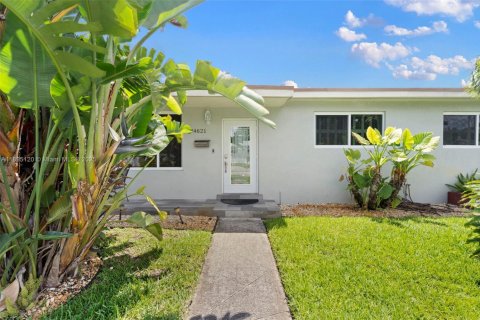 House in Miami, Florida 3 bedrooms, 124.86 sq.m. № 1947527 - photo 1