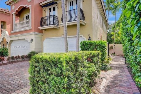 Townhouse in Fort Lauderdale, Florida 3 bedrooms, 210.14 sq.m. № 2051963 - photo 1