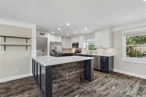 House in Seminole, Florida 3 bedrooms, 158.21 sq.m. № 2224659 - photo 7
