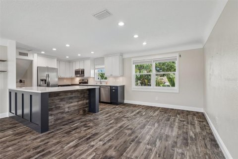 House in Seminole, Florida 3 bedrooms, 158.21 sq.m. № 2224659 - photo 4