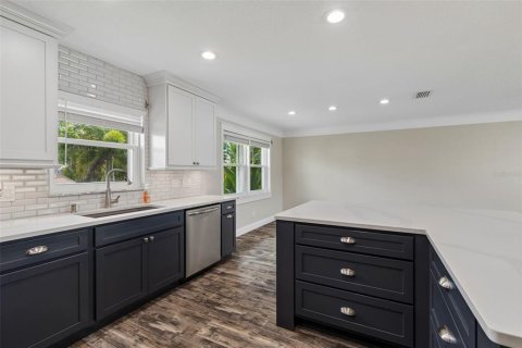 House in Seminole, Florida 3 bedrooms, 158.21 sq.m. № 2224659 - photo 13