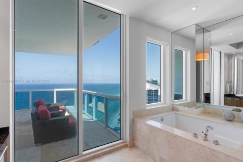 Купить кондоминиум в Холливуд, Флорида 5 спален, 472.5м2, № 1939306 - фото 28