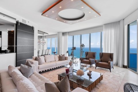 Купить кондоминиум в Холливуд, Флорида 5 спален, 472.5м2, № 1939306 - фото 1