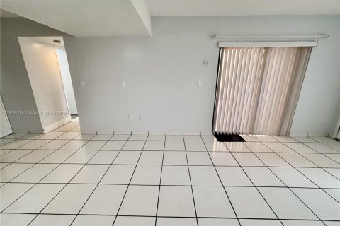 Снять в аренду таунхаус в Майами, Флорида 3 спальни, 138.89м2, № 1964569 - фото 5